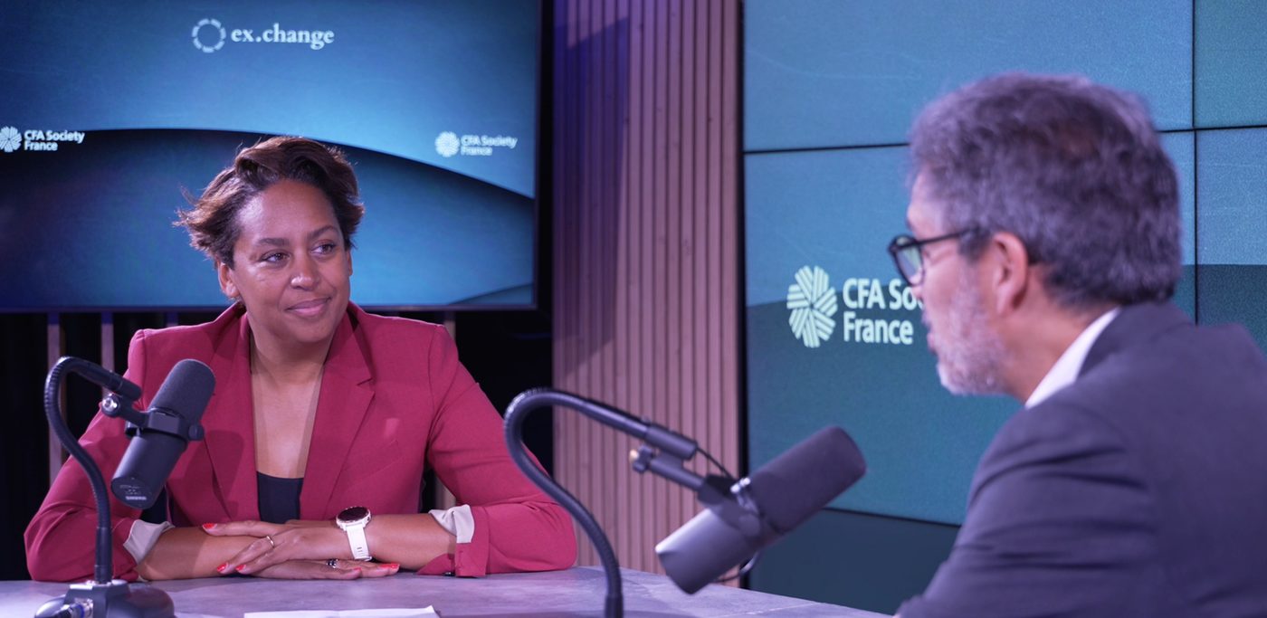 Plateau podcast du studio, deux intervenants en conversation au micro