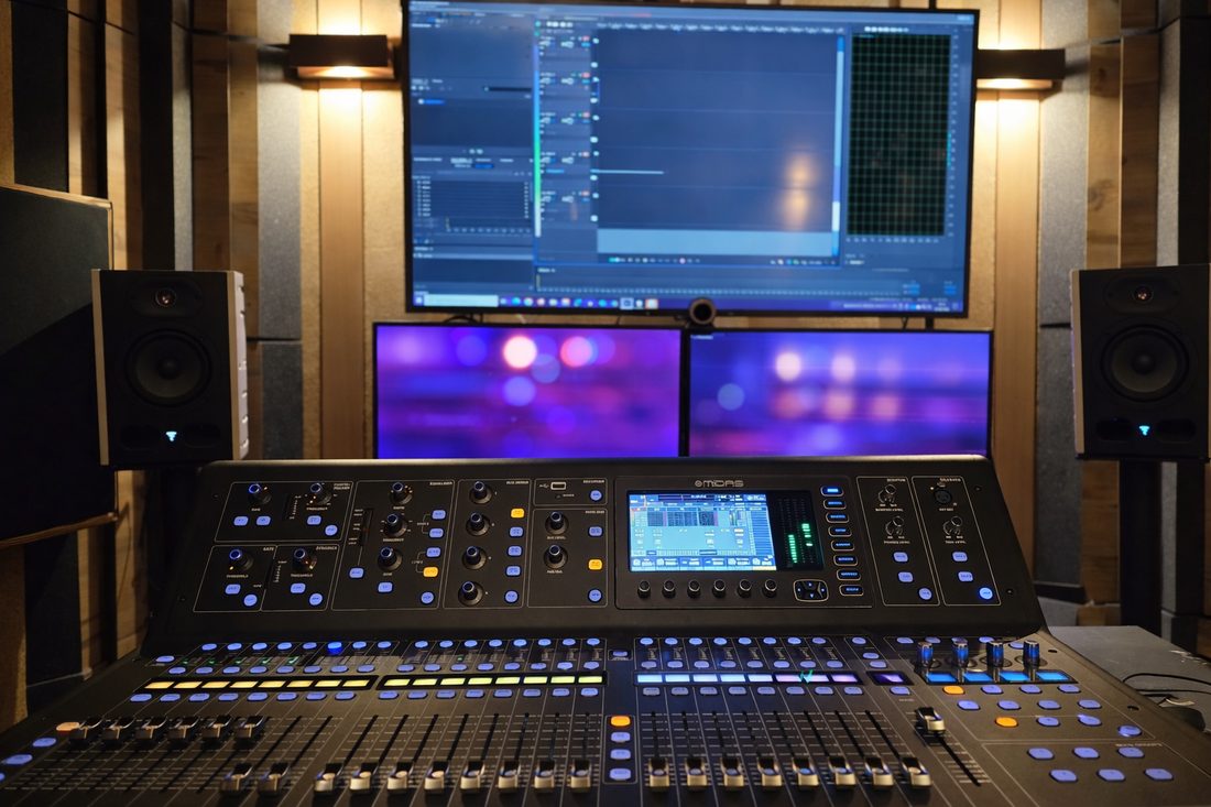 Le studio son et sa console de mixage